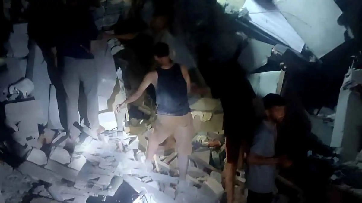 طالت "مناطق إنسانية".. غارات عنيفة توقع عشرات القتلى في غزة (فيديو)