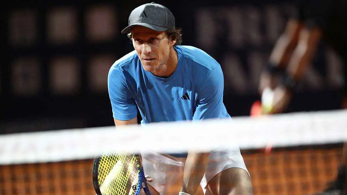 فورلان نجم أوروغواي السابق يسقط في بداية مسيرته بعالم التنس (فيديو)