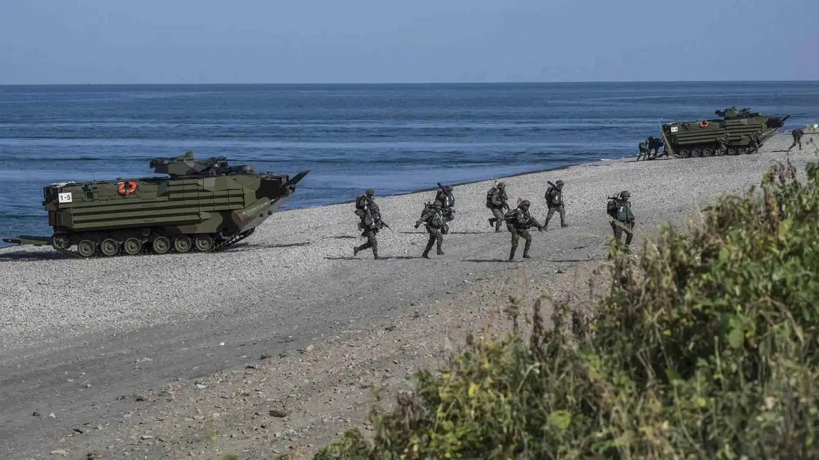 سفن برمائية ومطارات.. الصين تشيد منشآت "الطوارئ" تحسباً لغزو تايوان