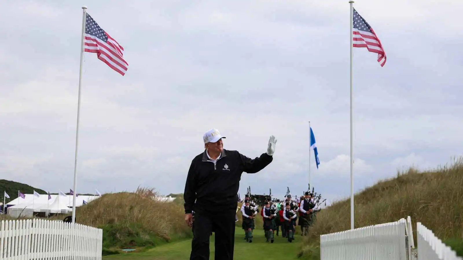 ترامب يختتم زيارته لاسكتلندا بافتتاح مضمار جديد للغولف (فيديو وصور)