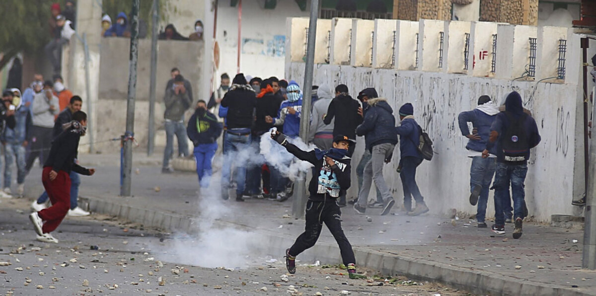 تونس.. سقوط أول قتيل في اتساع رقعة الاحتجاجات ضد غلاء المعيشة