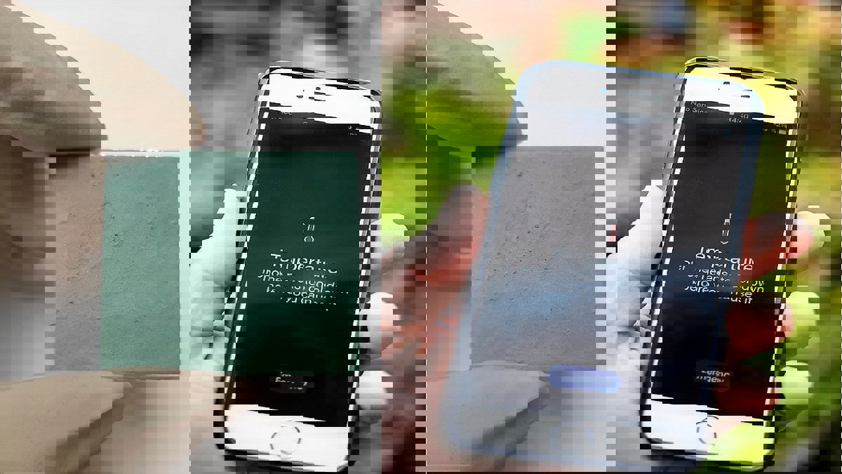 باحثون يطورون معدنا يتعرق لخفض حرارة الهاتف