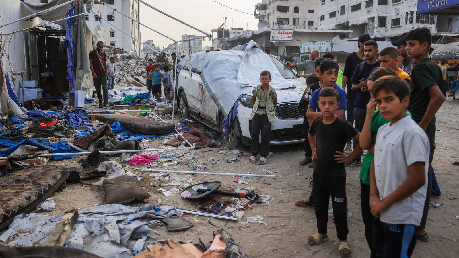 إصابة مباشرة.. مشهد "مفجع" لأحد أفراد الدفاع المدني في غزة (فيديو)