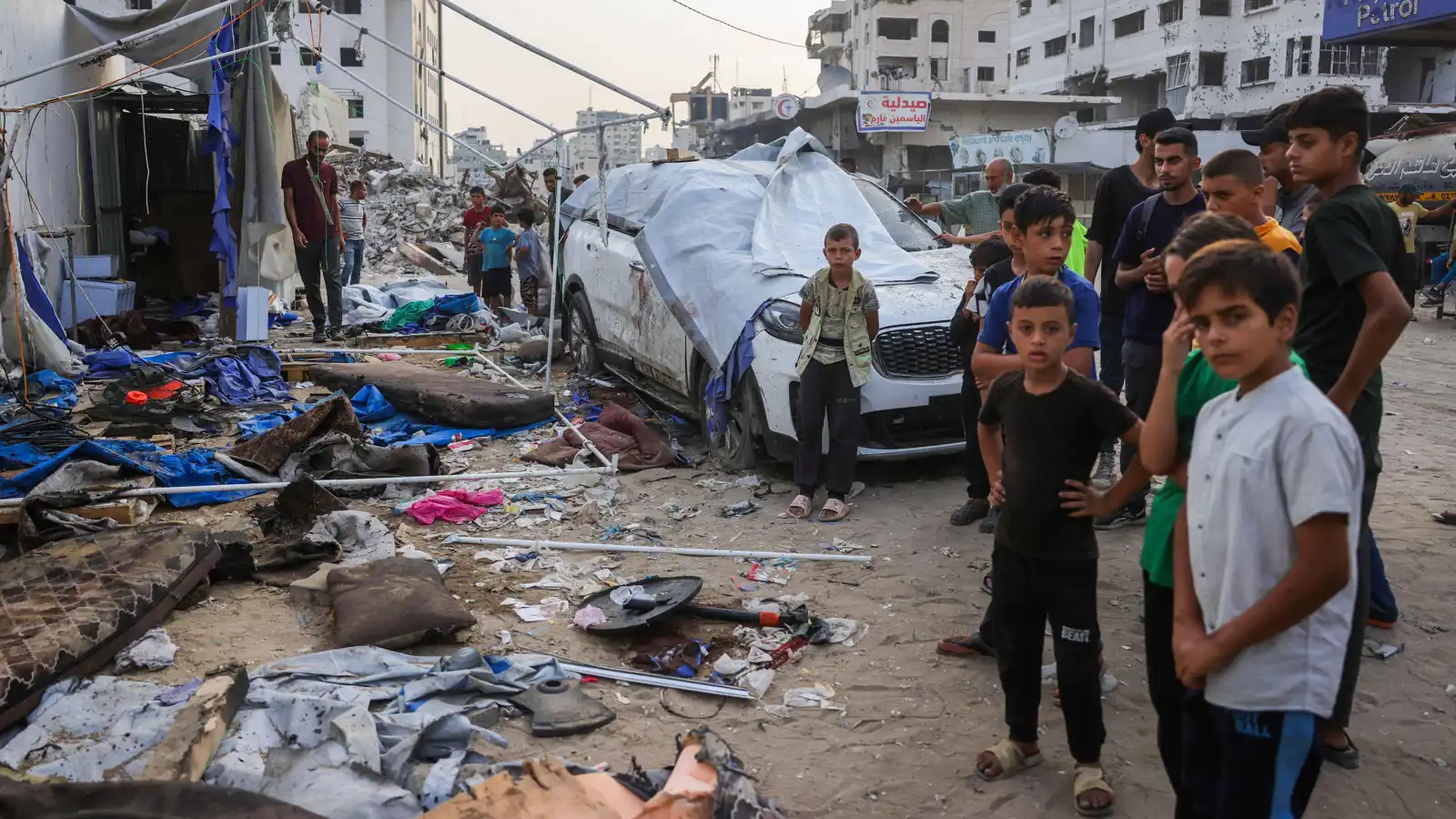 إصابة مباشرة.. مشهد "مفجع" لأحد أفراد الدفاع المدني في غزة (فيديو)