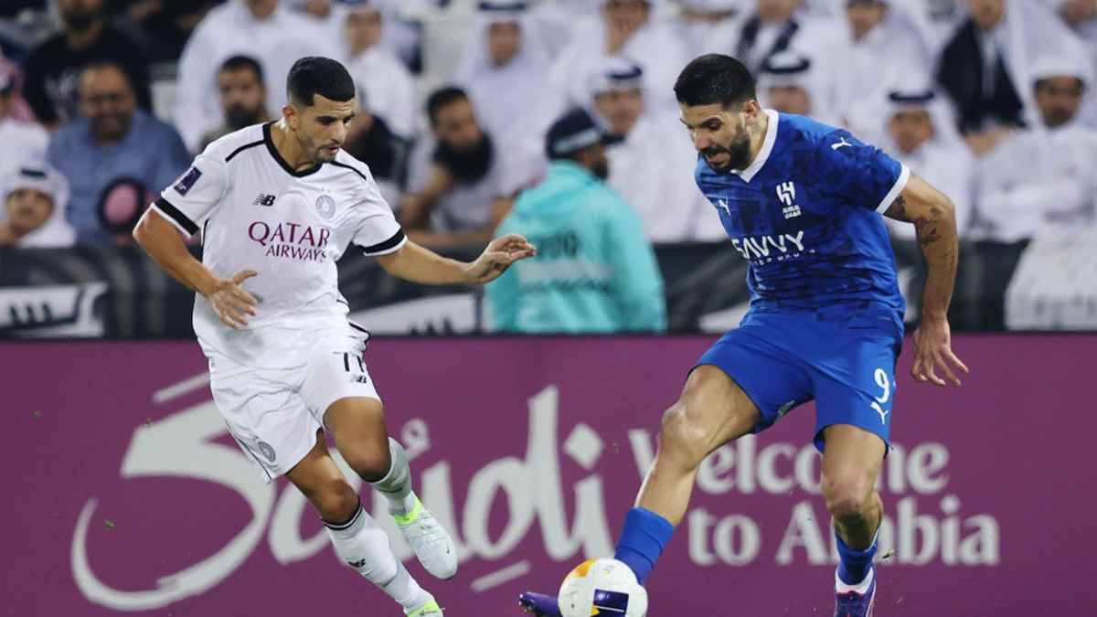 5 حالات جدلية تفجر غضباً عارماً تجاه حكم مباراة الهلال والسد (فيديو)
