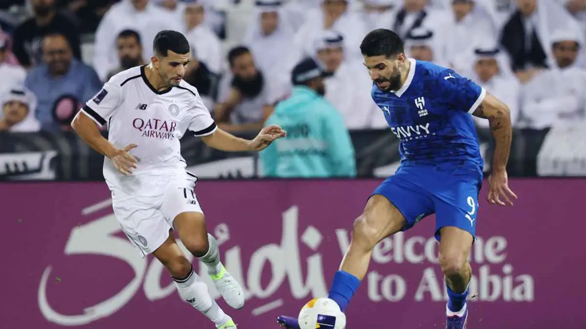 5 حالات جدلية تفجر غضباً عارماً تجاه حكم مباراة الهلال والسد (فيديو)