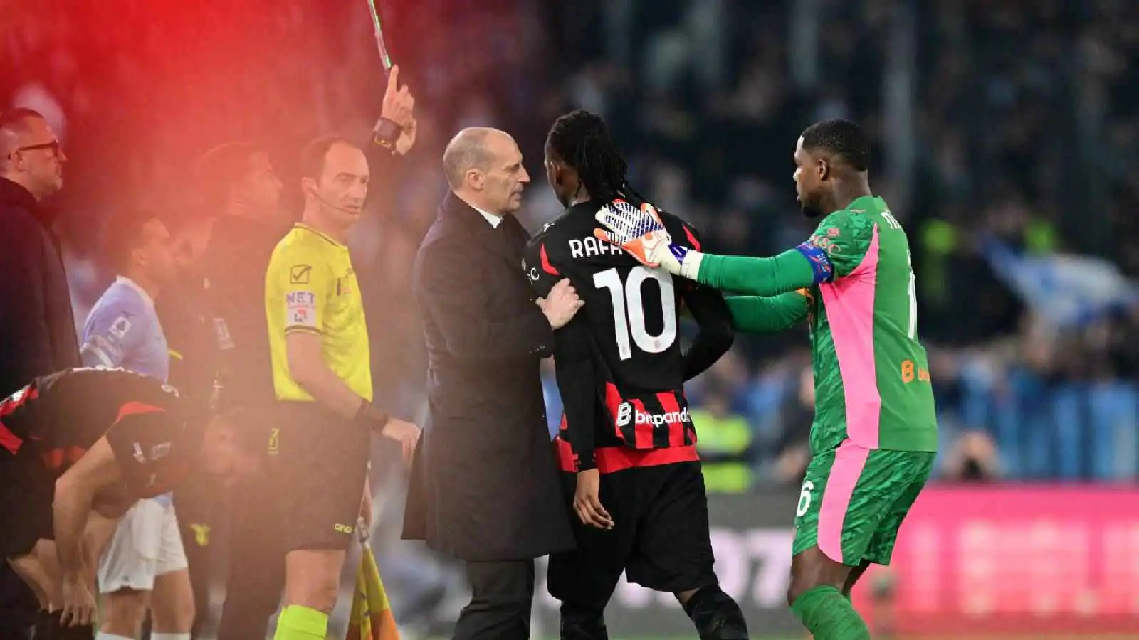 لياو يدفع مدرب ميلان ويثور غاضباً بعد استبداله (فيديو)