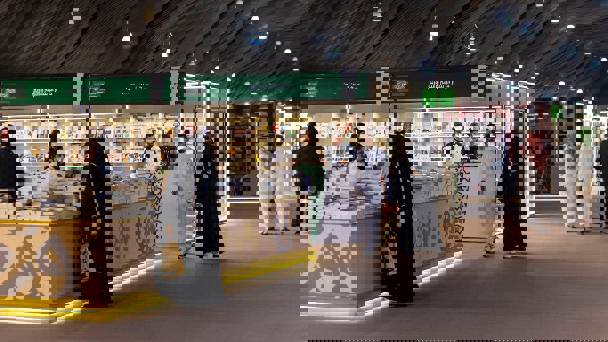 كتب إلهان عمر ودعشوش بمعرض المدينة للكتاب تثير جدلا واسعا في السعودية