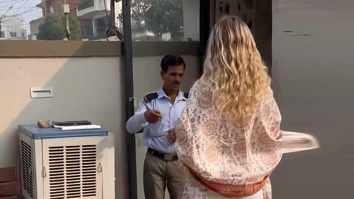 بسبب "كيس قمامة".. حارس أمن في الهند يصدم سائحة أمريكية (فيديو)