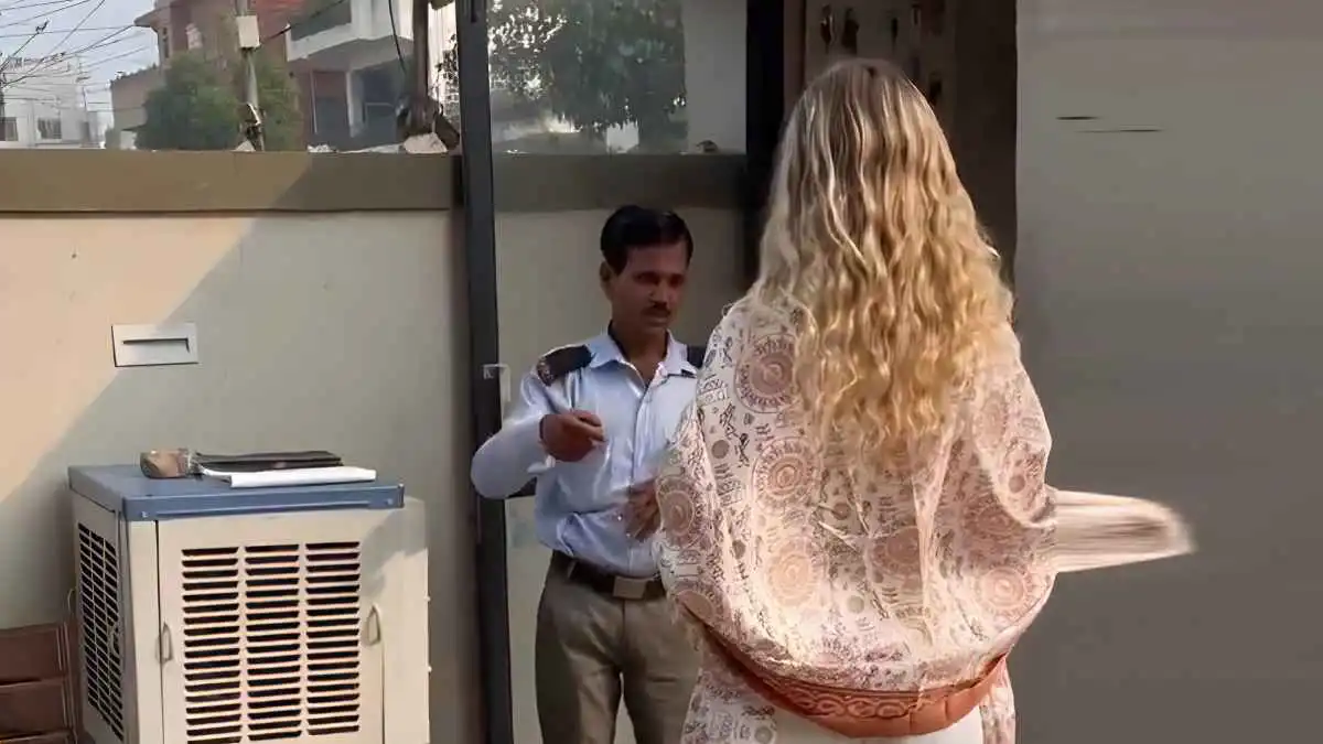 بسبب "كيس قمامة".. حارس أمن في الهند يصدم سائحة أمريكية (فيديو)