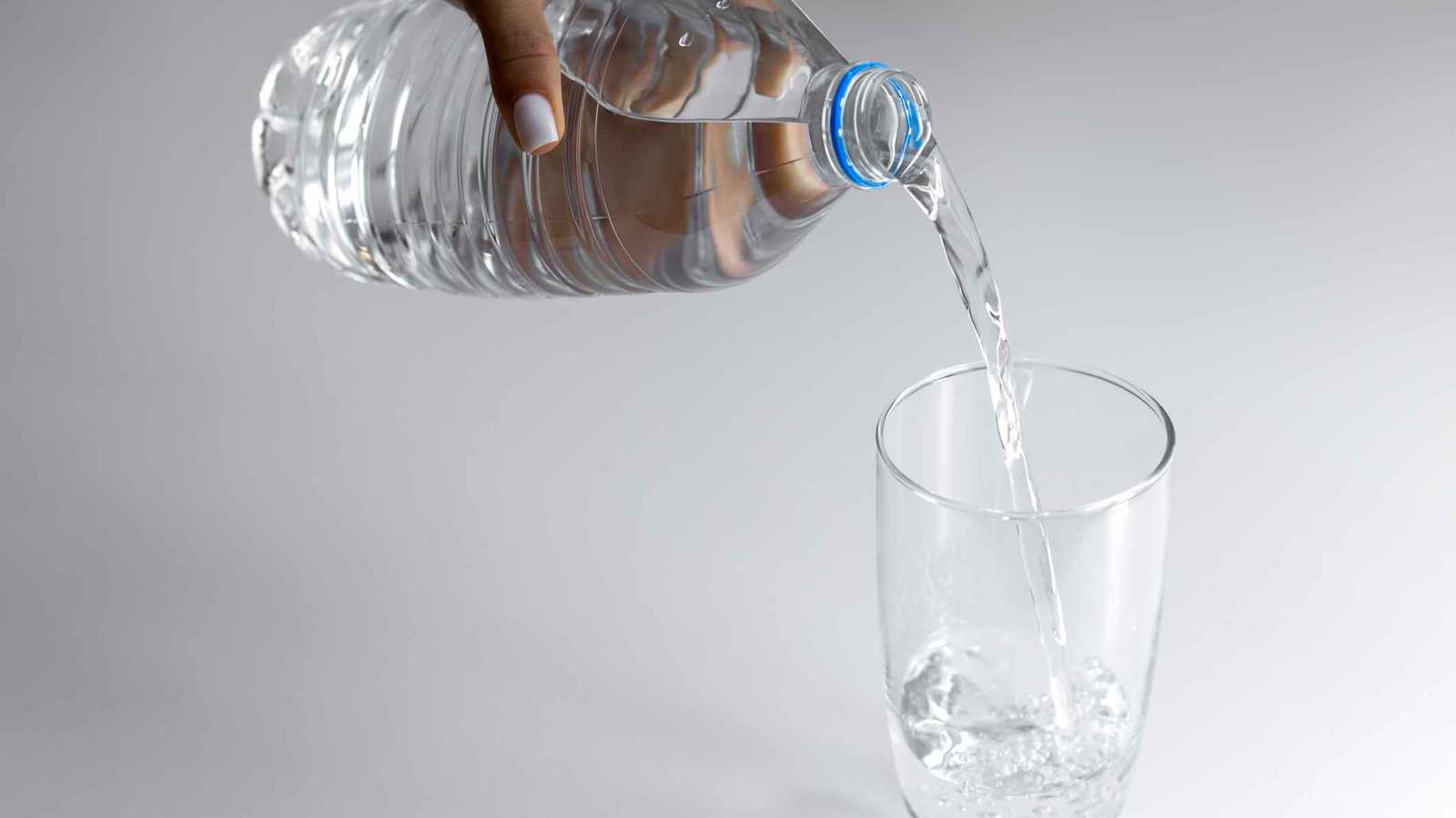 مضاد أكسدة طبيعي وداعم للطاقة.. ما هو الماء الهيدروجيني؟