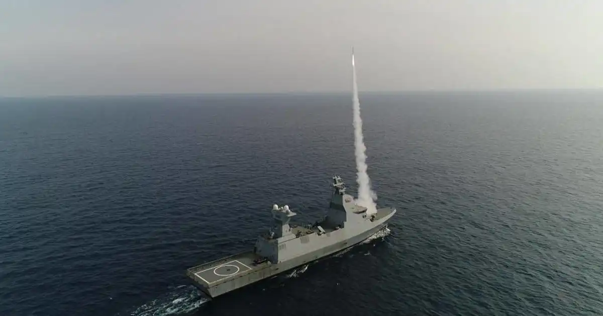 بارجة إسرائيلية تطلق "Ice Breaker" rocket