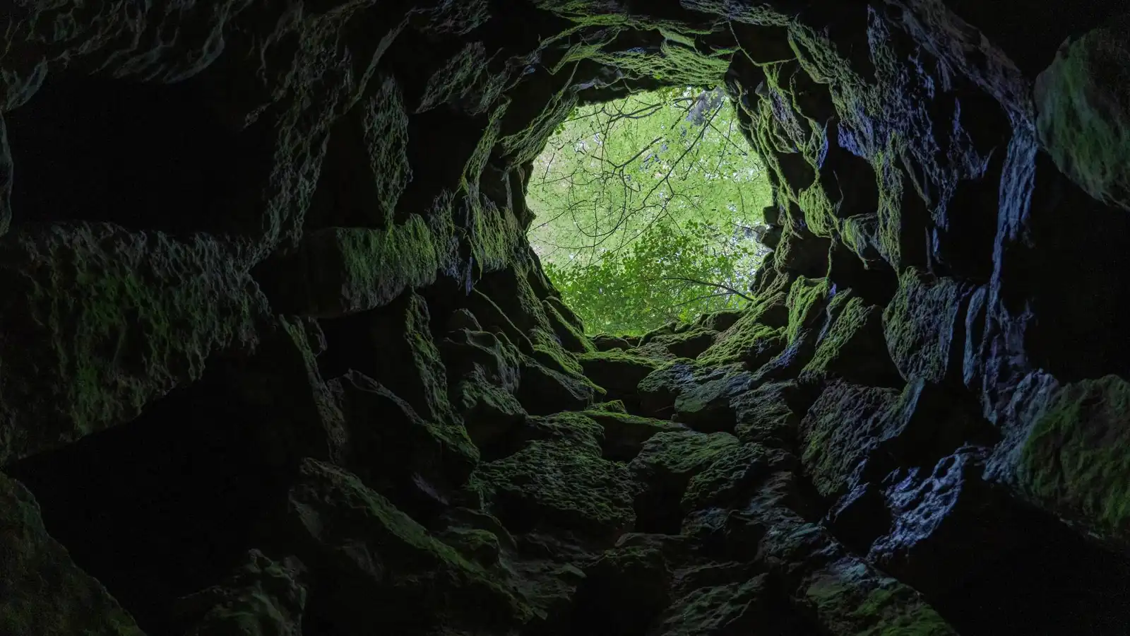 رعاة أغنام يعثرون على جثة شابة في بئر بتركيا (فيديو)