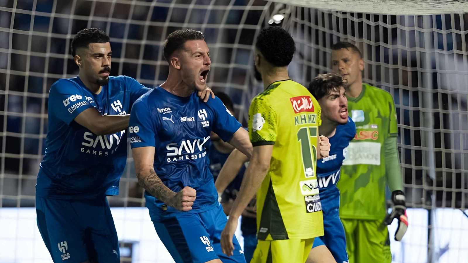 بعد الفوز على الخليج.. ماذا يحتاج الهلال لحسم لقب الدوري السعودي؟ 