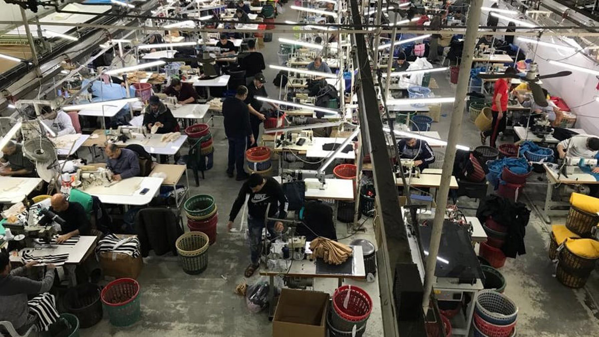 مصنع في غزة يصدر الكمامات عبر إسرائيل (صور)