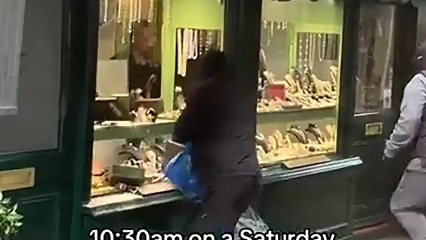في وضح النهار.. لصوص بمطارق يقتحمون متجر مجوهرات بلندن (فيديو إرم)