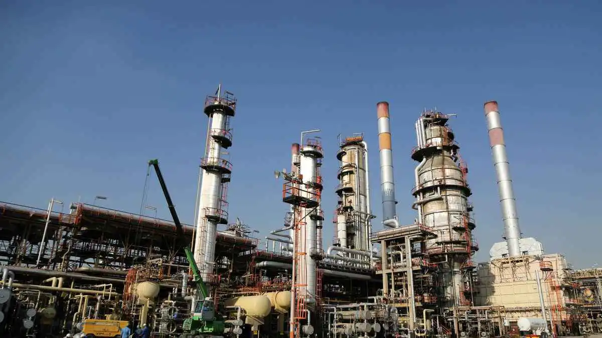 عبر "أسطول الظل".. أمريكا تعاقب 100 جهة "تنعش" تجارة النفط الإيراني