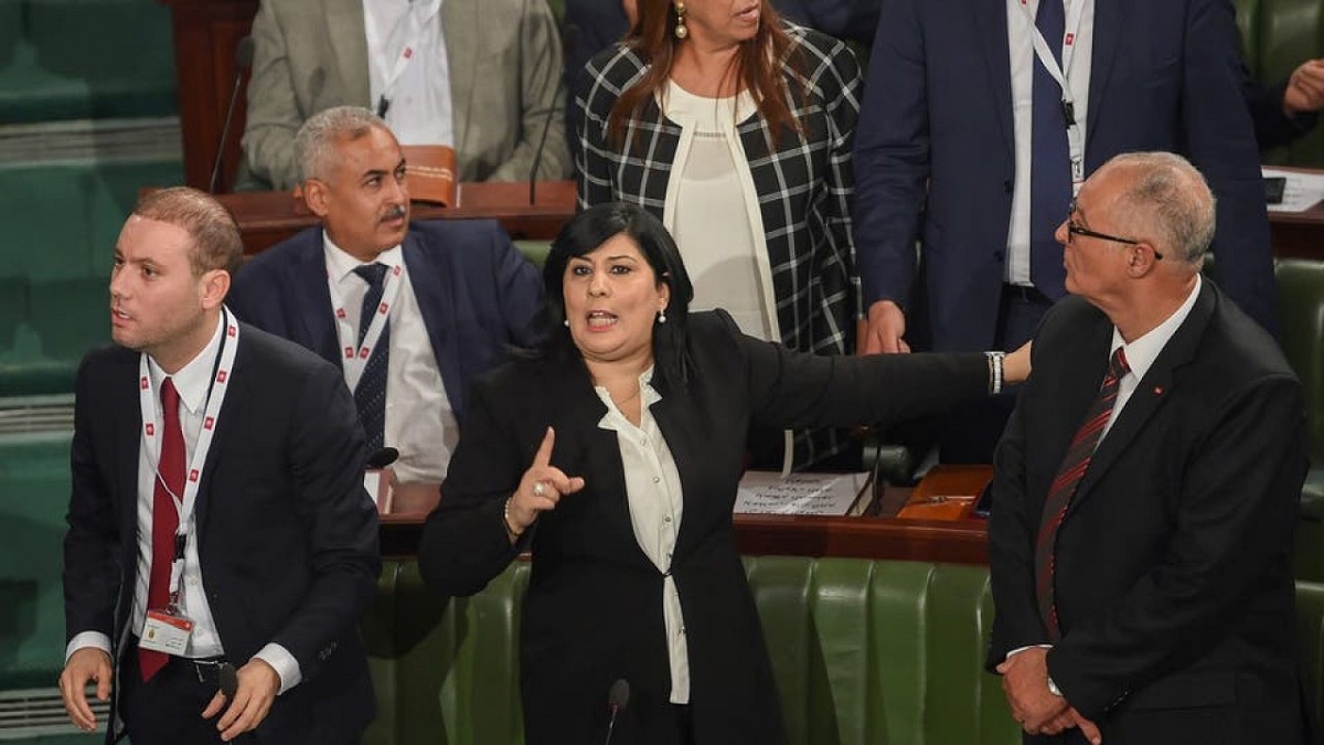 تونس.. دخول الأمن للبرلمان لفض اعتصام نواب يثير جدلا واسعا (فيديو)