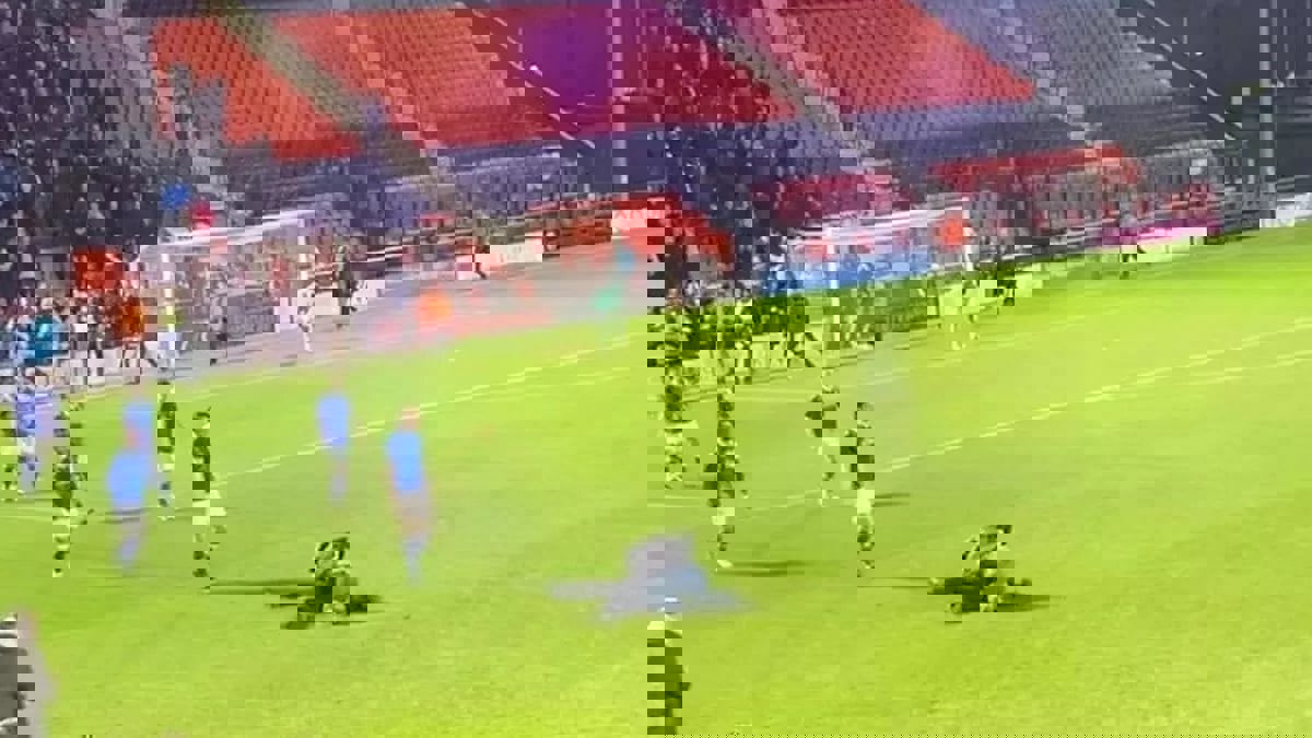 إصابة حكم بشعلة نارية في مباراة بإنجلترا (فيديو)