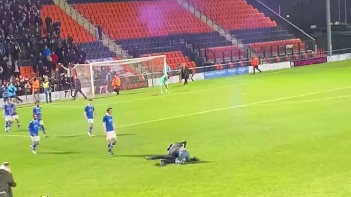 إصابة حكم بشعلة نارية في مباراة بإنجلترا (فيديو)