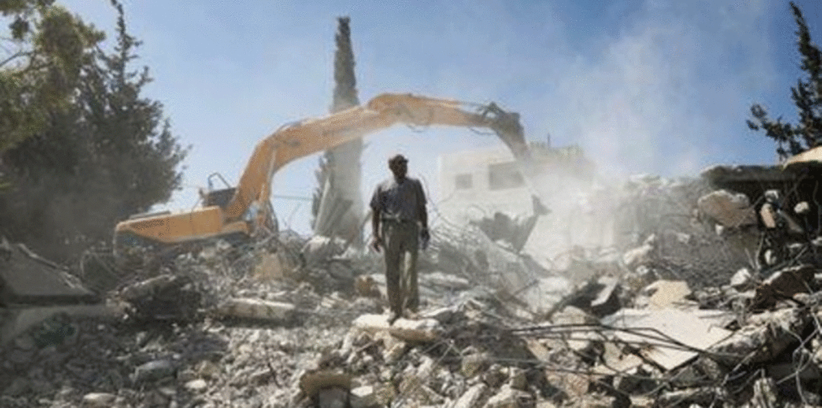 فلسطينيون في القدس يهدمون منزلين بدلًا من أن يدخلهما الإسرائيليون