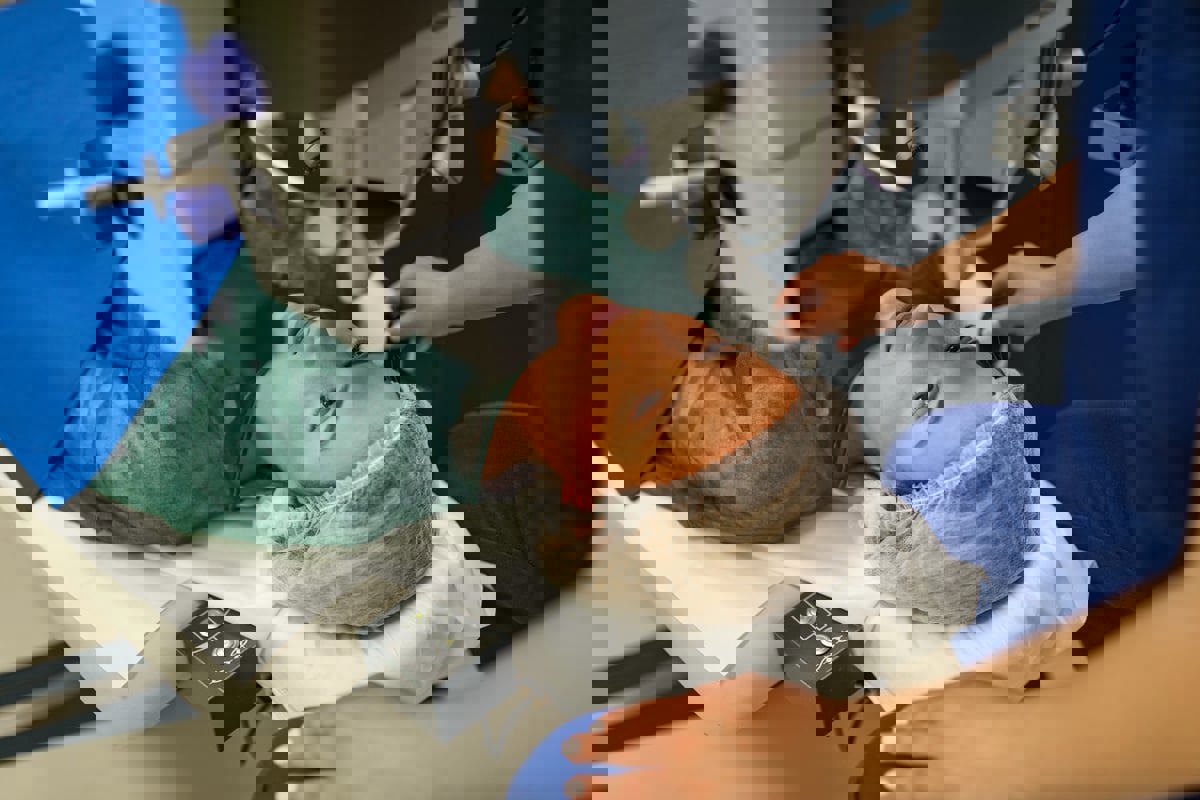 العراق.. تجريم عمليات تغيير لون العينين في مراكز التجميل