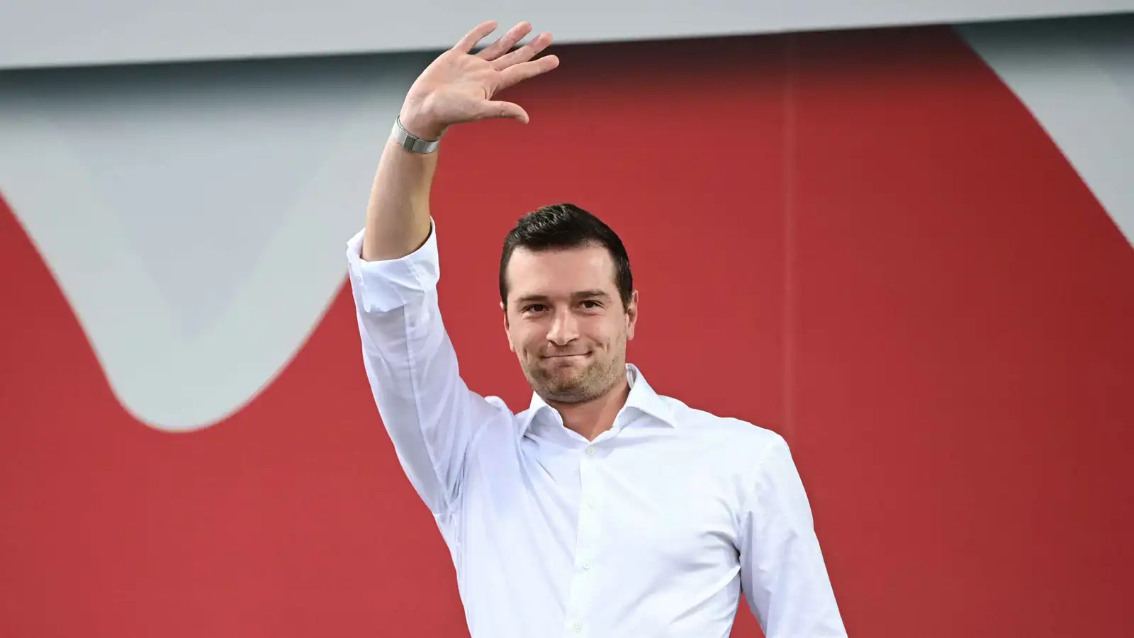 لعبة مزدوجة .. بارديلا  يستثمر اغتيال ناشط يميني للعبور نحو الإليزيه