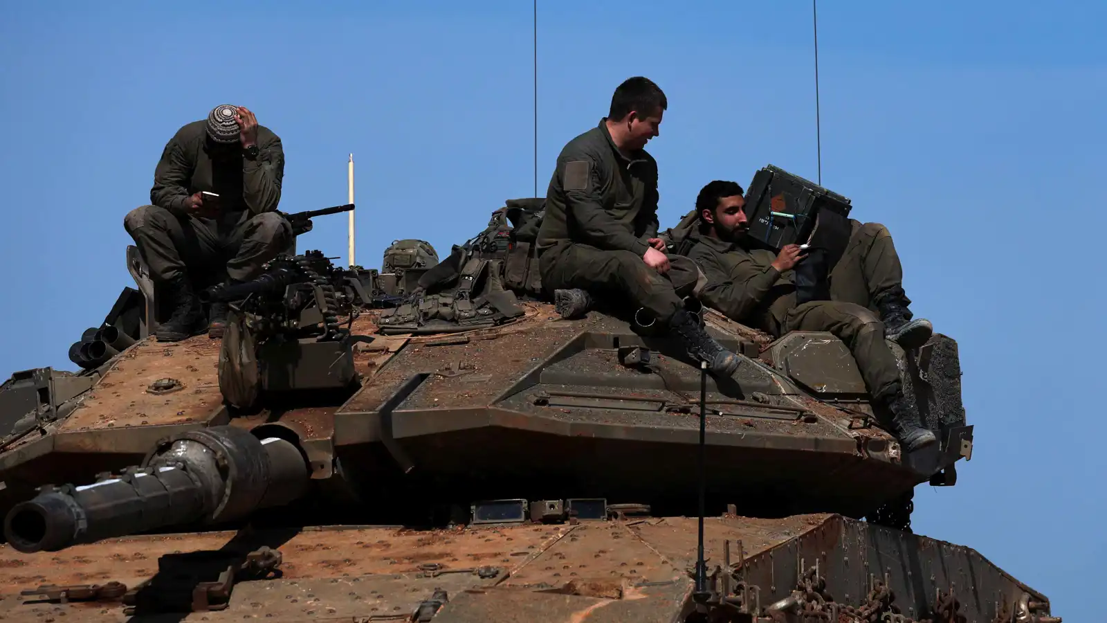 "مبانٍ من الكرتون".. جنود إسرائيليون يشتكون من ضعف الحماية