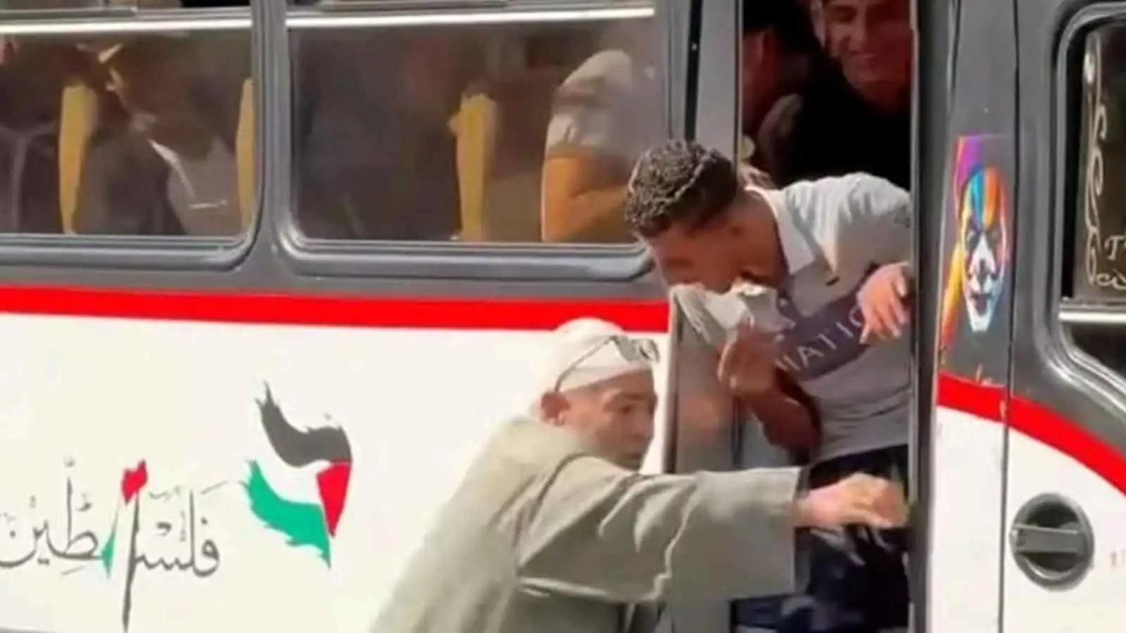 سقوط مسن أمام حافلة نقل جماعي في مصر