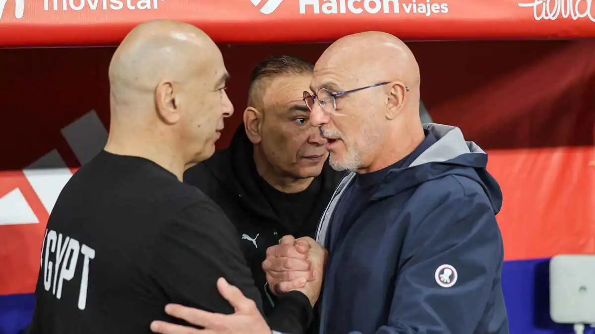 اتحاد الكرة المصري يكافئ حسام حسن