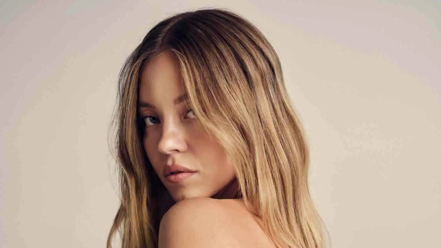 مواعيد غرامية وطلبوا عنوان المنزل.. سيدني سويني "تفضح" نجوم ليفربول