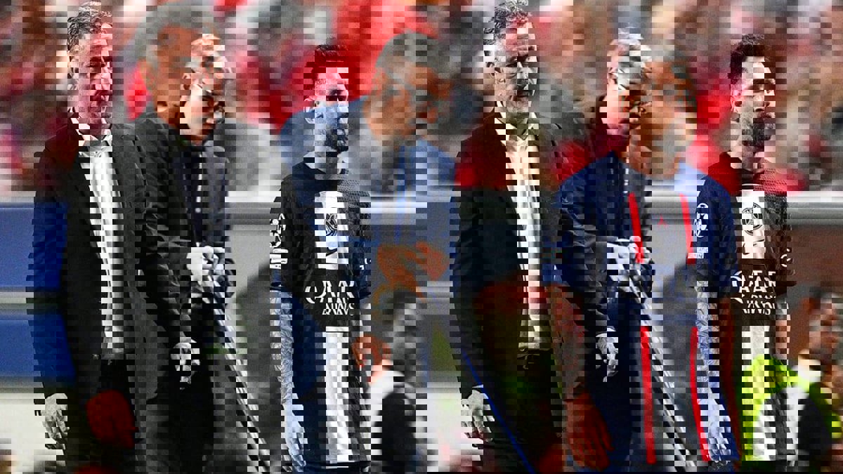 هل كان غاضبا؟ ميسي يتحدث مع مدربه كريستوف غالتييه بعد استبداله أمام بنفيكا