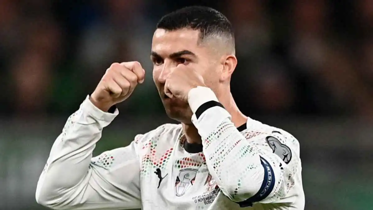 لمن أشار كريستيانو رونالدو بعلامة البكاء بعد طرده أمام أيرلندا؟ (فيديو)