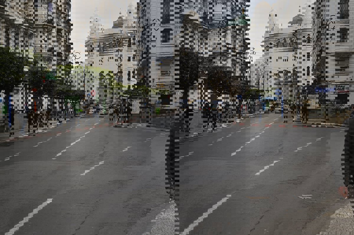 رمانة أو بصلة؟.. مجسم يثير الجدل في الجزائر (صورة)