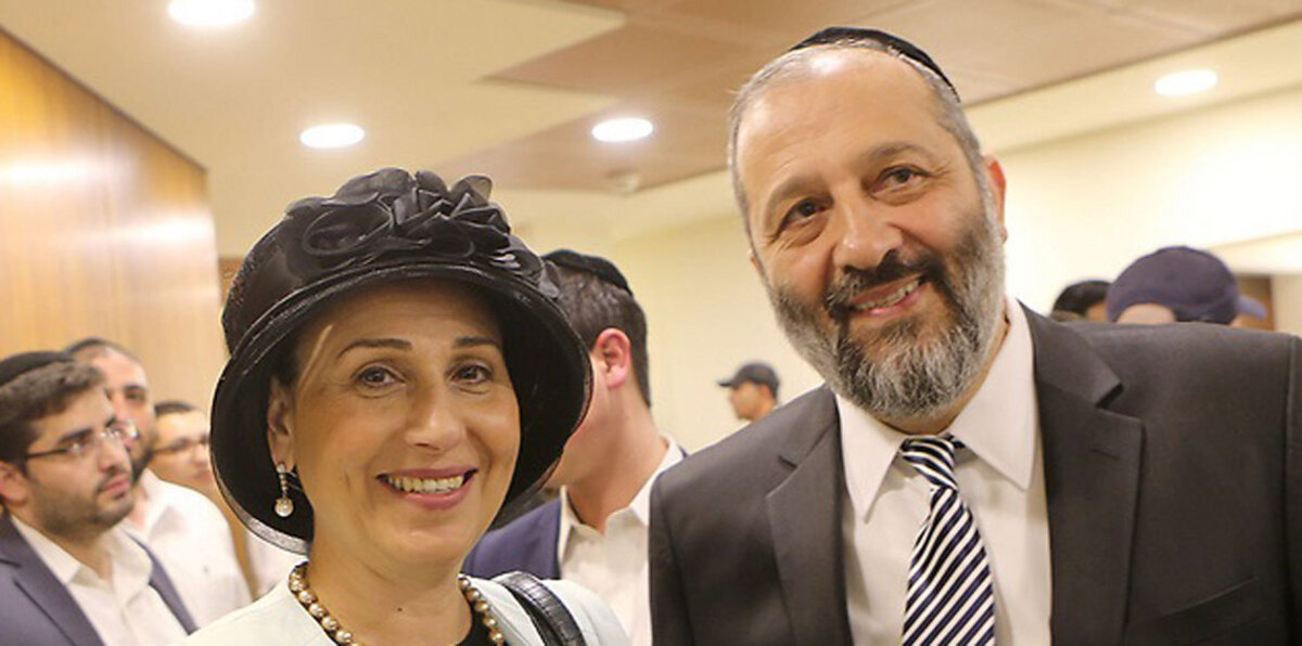 بعد 11ساعة من التحقيقات.. دلائل على تورط وزير الداخلية الإسرائيلي في فضائح مالية بالجملة