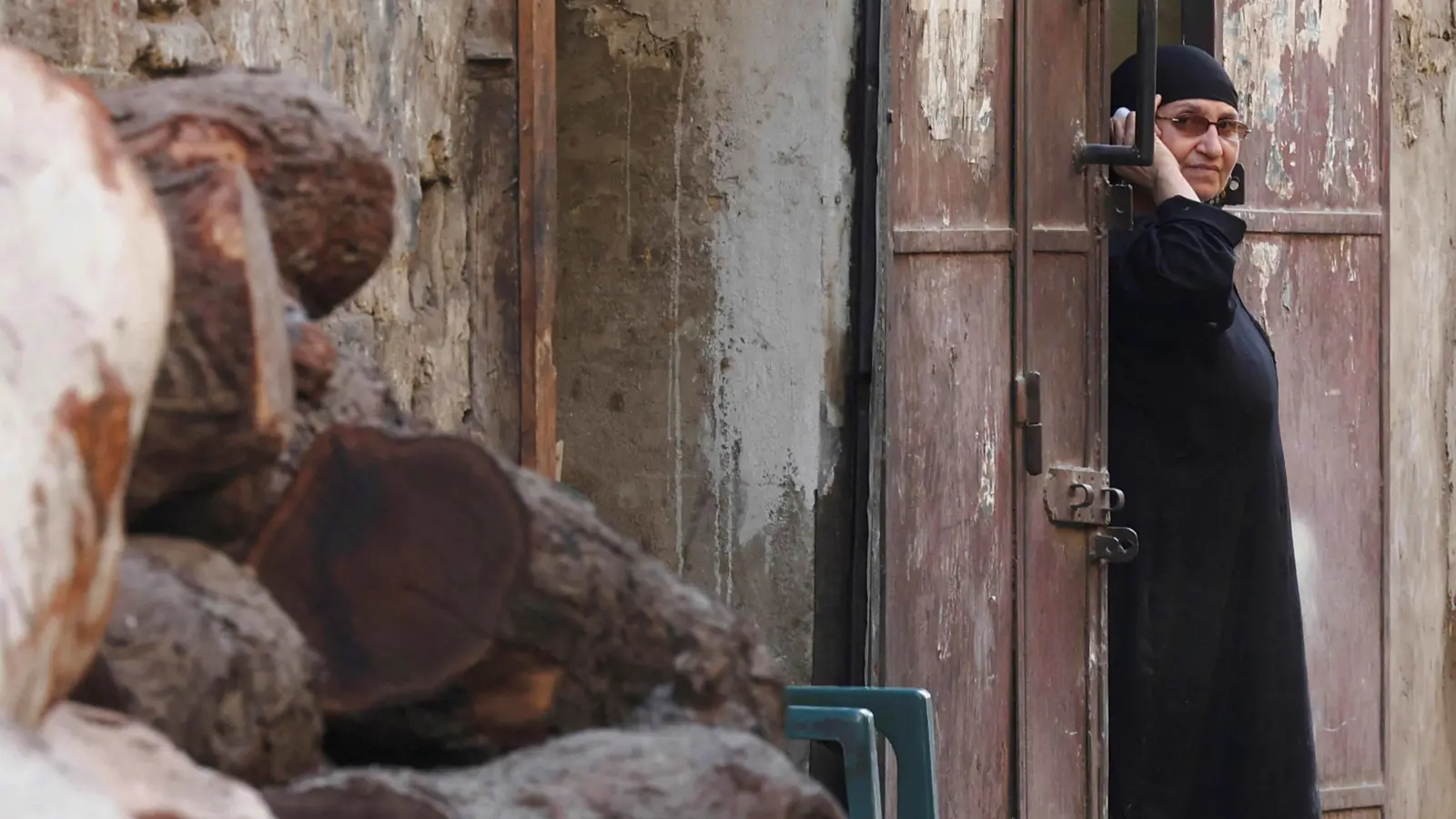 بسبب 60 دولاراً.. أستاذة جامعية تثير الجدل في مصر (فيديو)