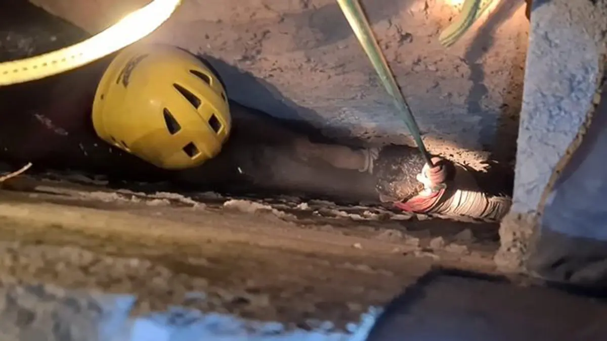 السعودية.. شاهد كيف تم إنقاذ طفل علق في مكان ضيق بعمق 3 أمتار‎ (صور)