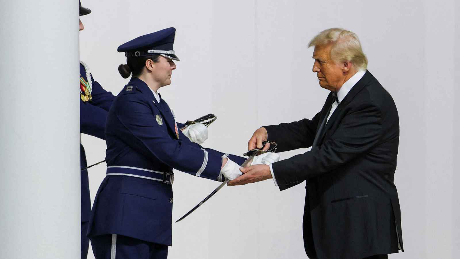 "الغارديان": ترامب يستعد لـ"تطهير" المؤسسة العسكرية والإطاحة بقادة