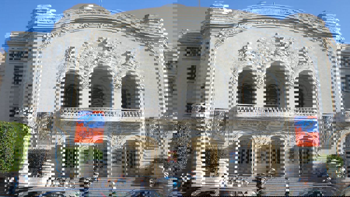 "18 أكتوبر".. مسرحية تعيد قراءة الأحداث السياسية إبان ثورة تونس