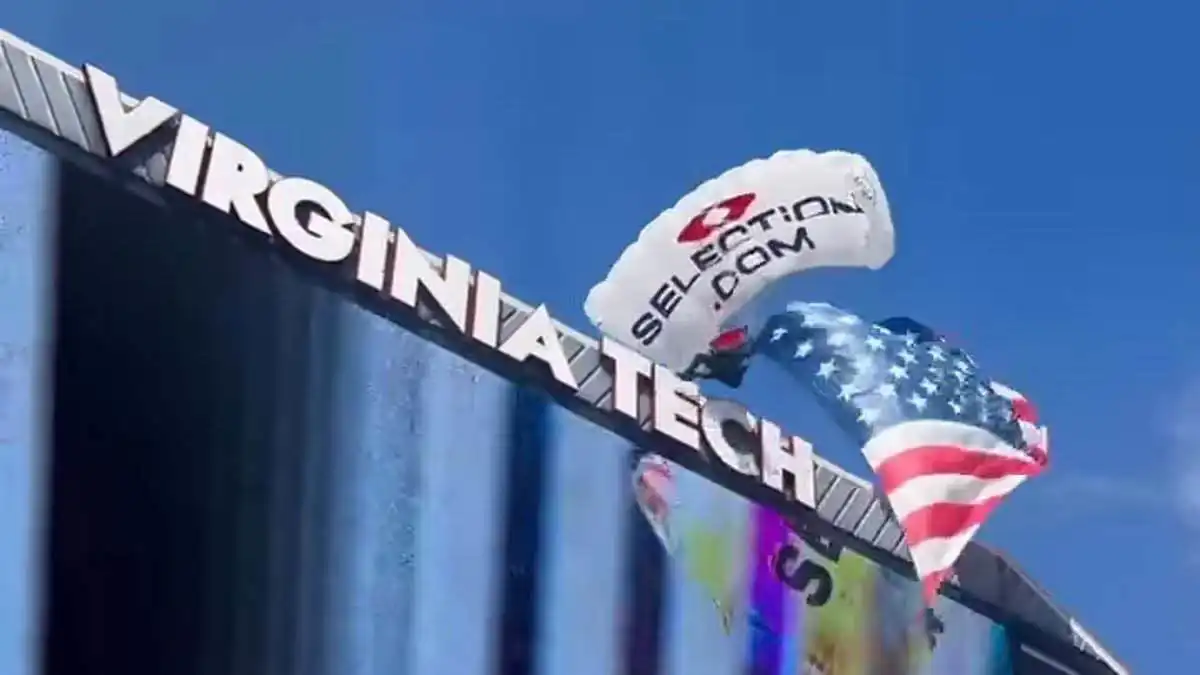 إنقاذ مظلي بعد تعلّقه بشاشة عرض في ملعب أمريكي (فيديو)