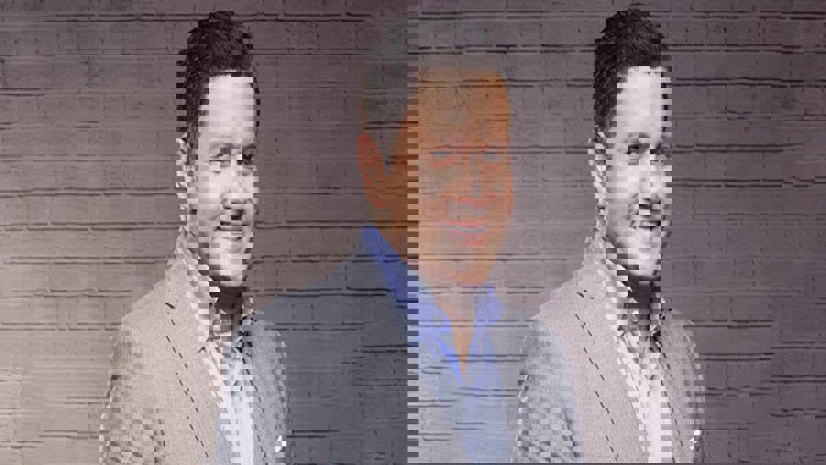 إدوارد.. طبيب نفسي يُعالج محمد رجب في "علامة استفهام"