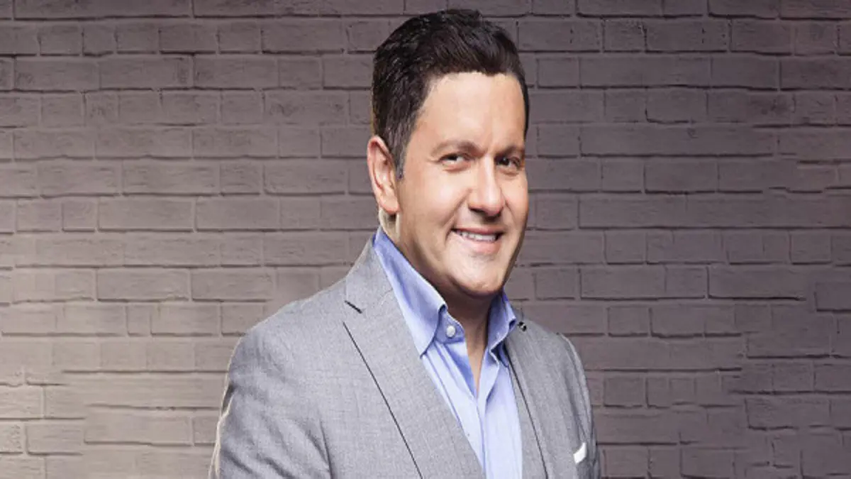 إدوارد.. طبيب نفسي يُعالج محمد رجب في "علامة استفهام"