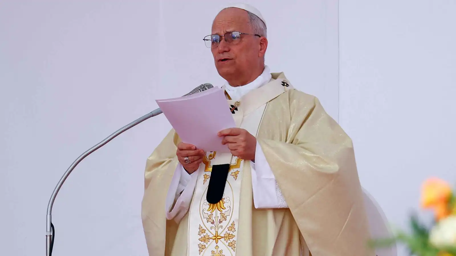 تجمع عشرات الآلاف خارج عاصمة أنغولا لحضور قداس البابا ليو