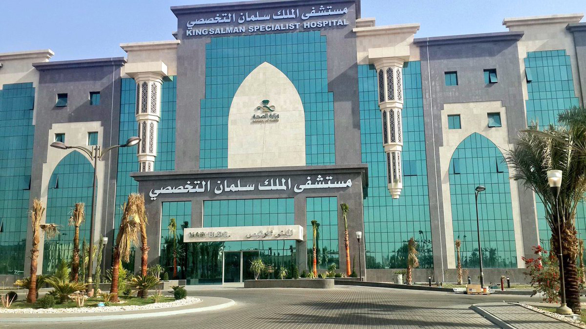 سعودي يعد وليمة كبيرة لكادر مستشفى الملك سلمان في حائل (فيديو)