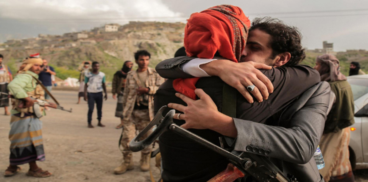 بعيدًا عن مشاورات الكويت.. الحوثيون يطلقون سراح 276 محتجزًا