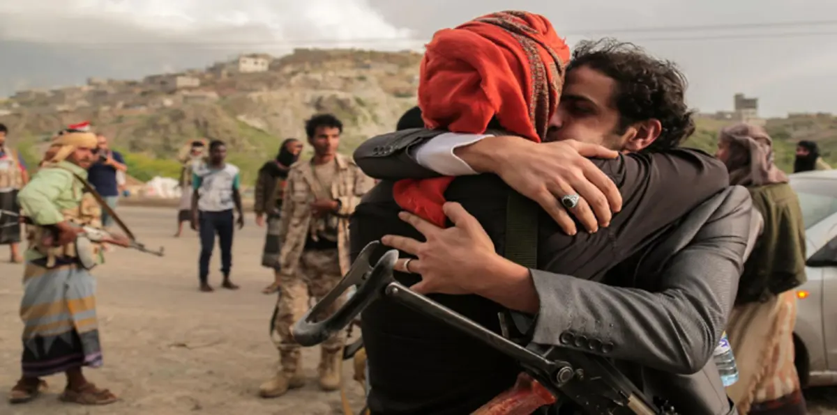 بعيدًا عن مشاورات الكويت.. الحوثيون يطلقون سراح 276 محتجزًا