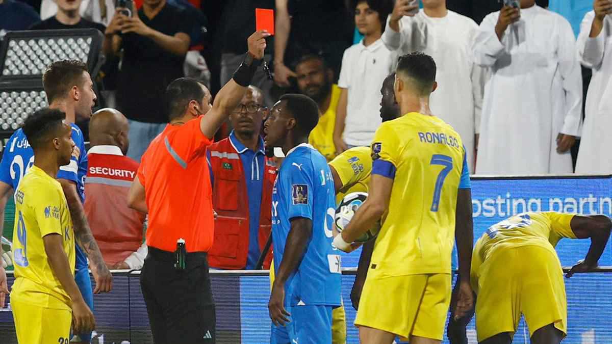 طرد رونالدو والنصر لا يريده.. من هو محمد الهويش حكم نهائي السوبر السعودي؟