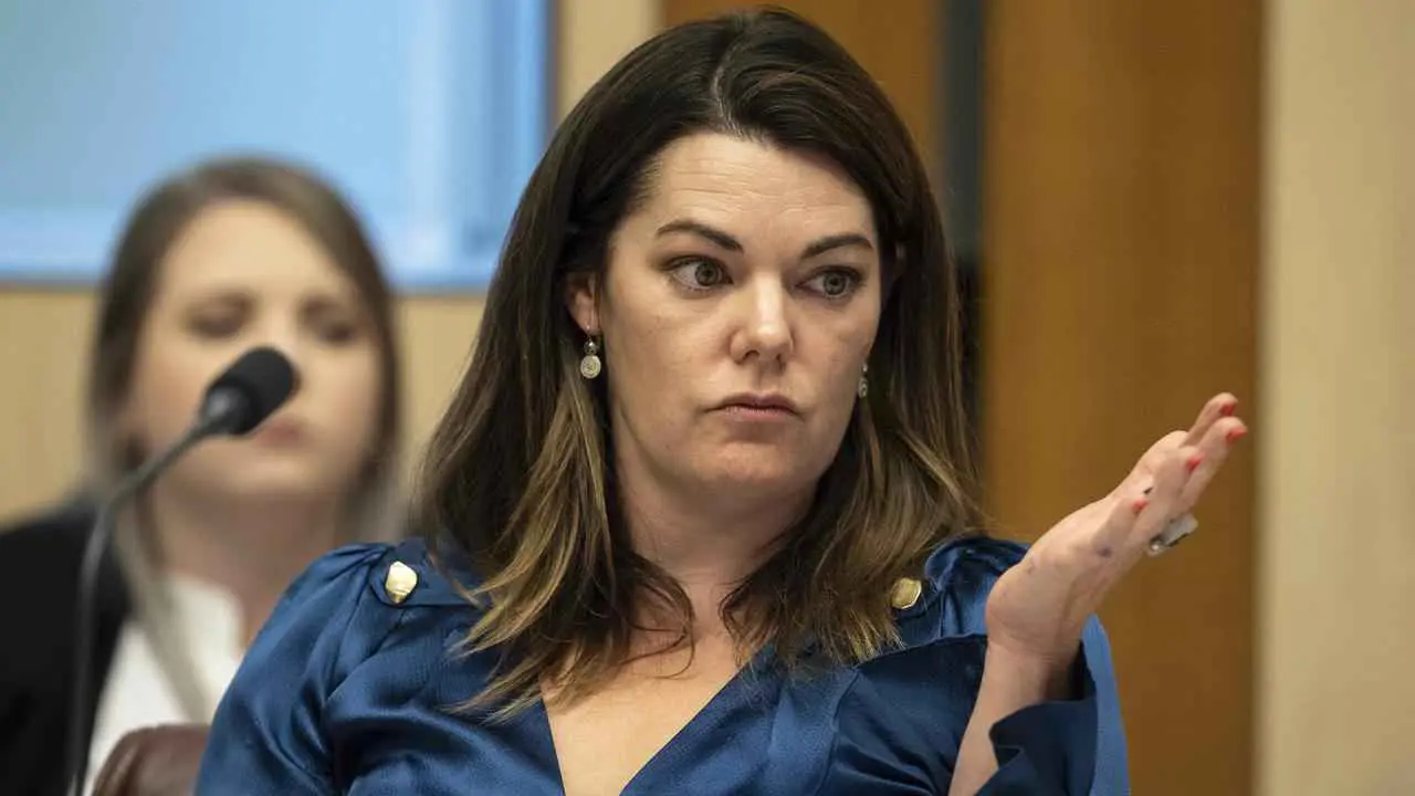 نائبة أسترالية تثير الجدل بسمكة "سلمون" خلال جلسة البرلمان