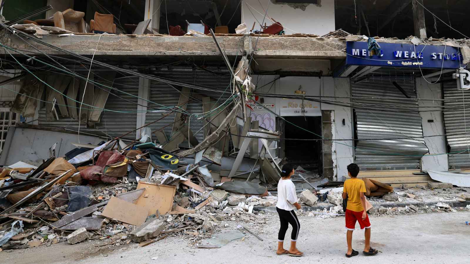 مقتل 6 فلسطينيين في قصف إسرائيلي لمقهى وسط قطاع غزة