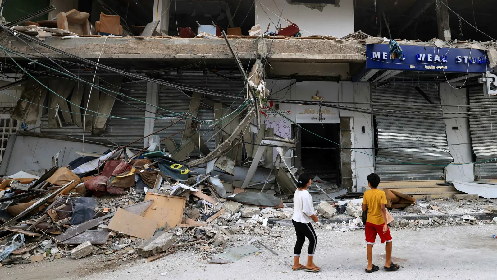 مقتل 6 فلسطينيين في قصف إسرائيلي لمقهى وسط قطاع غزة